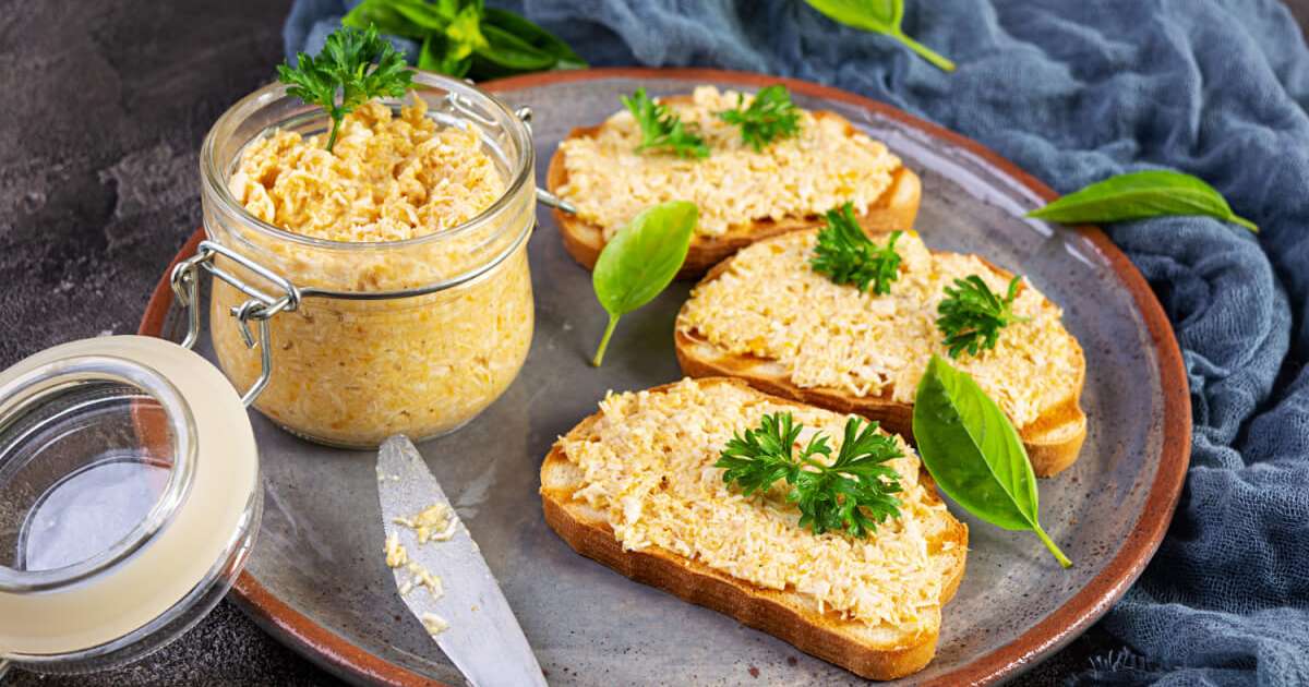 Cinco receitas saudáveis e nutritivas com ingredientes frescos e coloridos, incluindo patê de frango, pão de liquidificador, arroz com lentilha, shake de morango e panqueca doce.
