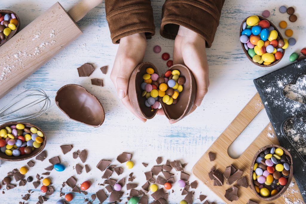Familia desfrutando de chocolates saudáveis durante a Páscoa