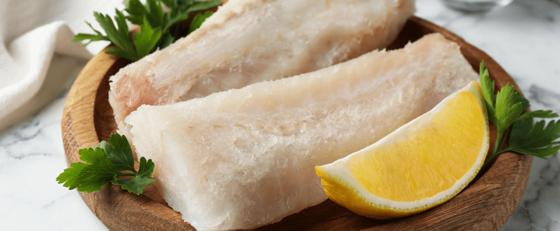 Prato de bacalhau preparado com legumes e temperos