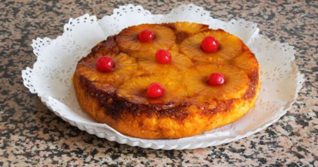 Bolo de abacaxi caramelizado fit, saudável e saboroso, servido em um prato