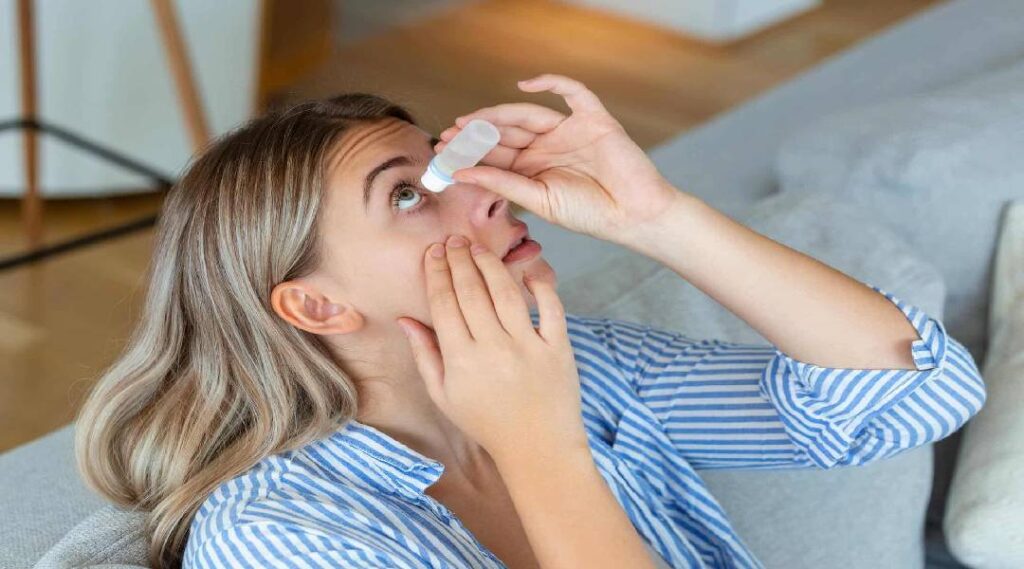 Olhos com sinais de conjuntivite alérgica, incluindo vermelhidão e coceira