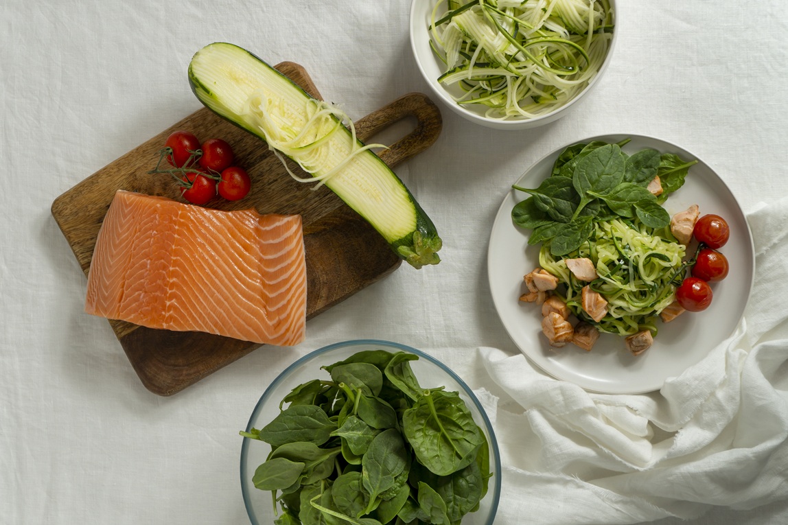 Pratos típicos da dieta nórdica com ingredientes saudáveis como peixe, frutas vermelhas e vegetais.