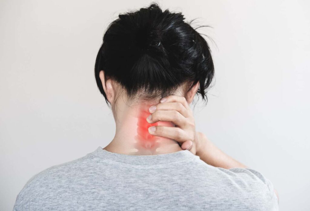 Ilustração mostrando a dor cervical irradiando para a escápula