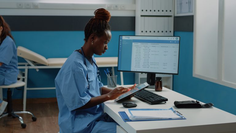 Profissional de saúde utilizando plataforma de telemedicina em consulta remota