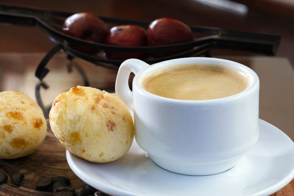 Pão de queijo quentinho e dourado em uma cesta