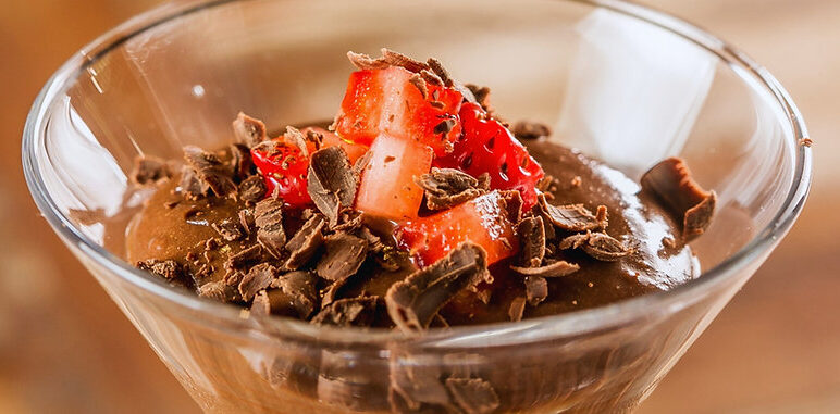 Sobremesas saudáveis e coloridas em taças, como iogurte com frutas e pudim de chia, representando uma dieta equilibrada e nutritiva.