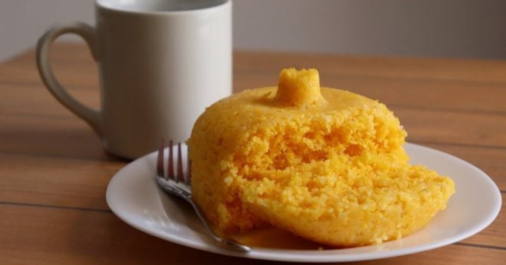 Tapioca e cuscuz de milho lado a lado em uma mesa